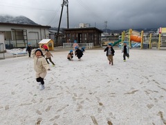 雪で遊ぶ様子