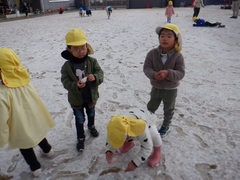 雪で遊ぶ様子