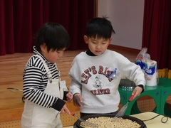 豆煎りの様子