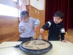 豆煎りの様子