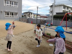縄跳びをしている様子