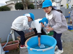 空き容器に水を溜める様子