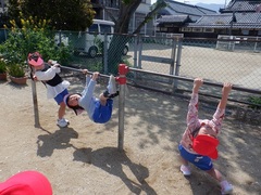 鉄棒で遊んでいる様子