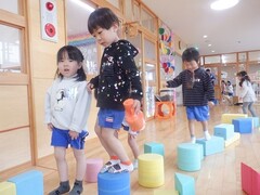 部屋で遊んでいる様子