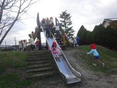 東方中組公園で遊んでいる様子