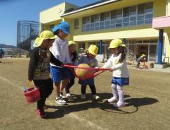 ボール運びをして遊んでいる様子