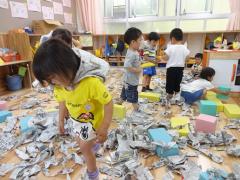 新聞で遊んでいる様子