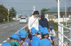 道路を歩く写真