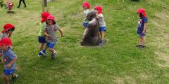 公園で遊んでいる様子