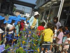 小学校に行っている様子