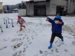 雪で遊ぶ幼児の様子