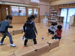 ボール転がしで遊ぶ様子