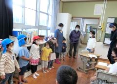 小学校におしらせに来ている様子