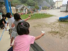 雨粒を集める様子