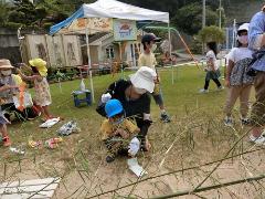 笹に飾りつけをする様子