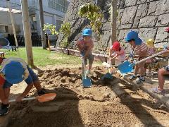 砂場をならす様子