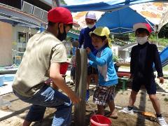 砂場で遊ぶ様子