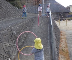 フープを転がす様子