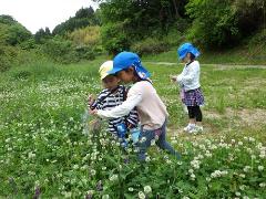 花畑で遊ぶ様子