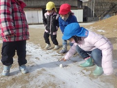 雪遊びの様子