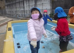 氷で遊ぶ様子