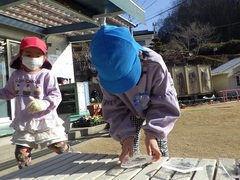 氷で遊ぶ様子