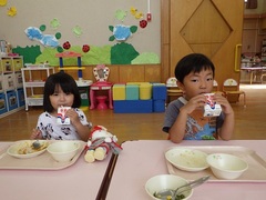 給食を食べている様子