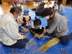 しめ縄飾りの様子