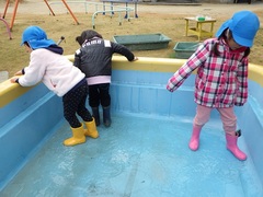 氷遊びの様子