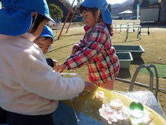 氷遊びの様子