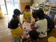 ラーメン屋さんごっこをしている様子