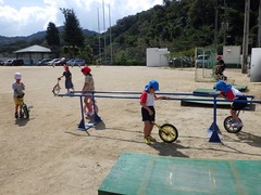 一輪車で遊んでいる様子