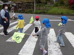 横断歩道を渡る様子