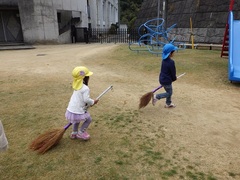 ホウキグサで遊ぶ様子