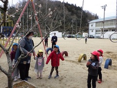 小学校の桜を見ている様子