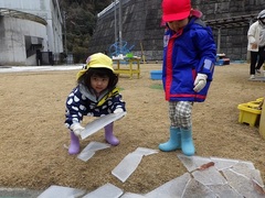 氷遊びの様子