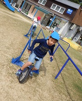 一輪車に乗る幼児