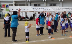 手拍子をする幼児たち