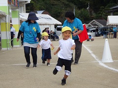 かけっこをする幼児