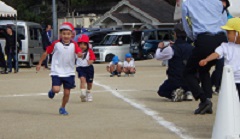 かけっこをする幼児