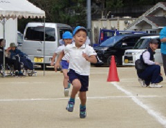 かけっこをする幼児