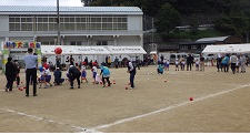 鈴割りをする幼児と地域の方