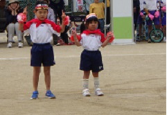 踊りをおどる幼児