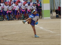 踊りで足をあげる幼児