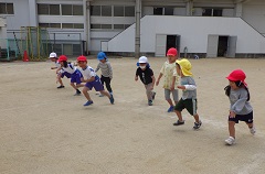 小学生と一緒にかけっこ