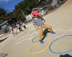 けんけんぱをする幼児たち