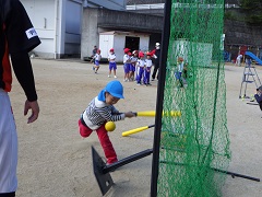 バットを振る幼児