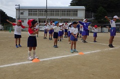 ラジオ体操をする幼児