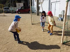 ボールで遊ぶ幼児