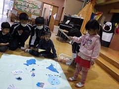 魚釣りをする幼児と中学生